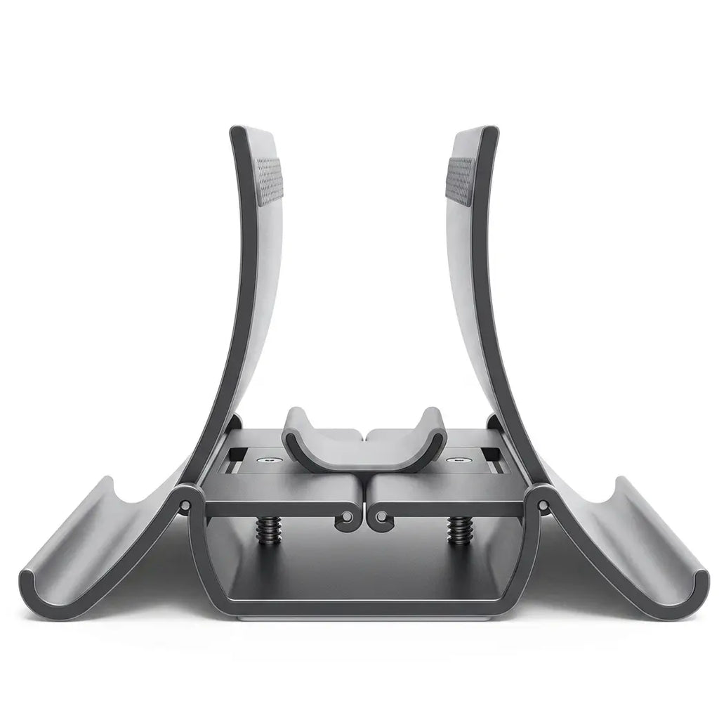 Un ordinateur portable MacBook gris sidéral maintenu à la verticale par le support noir ErgoStudio pour un gain de place sur le bureau.