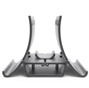 Un ordinateur portable MacBook gris sidéral maintenu à la verticale par le support noir ErgoStudio pour un gain de place sur le bureau.