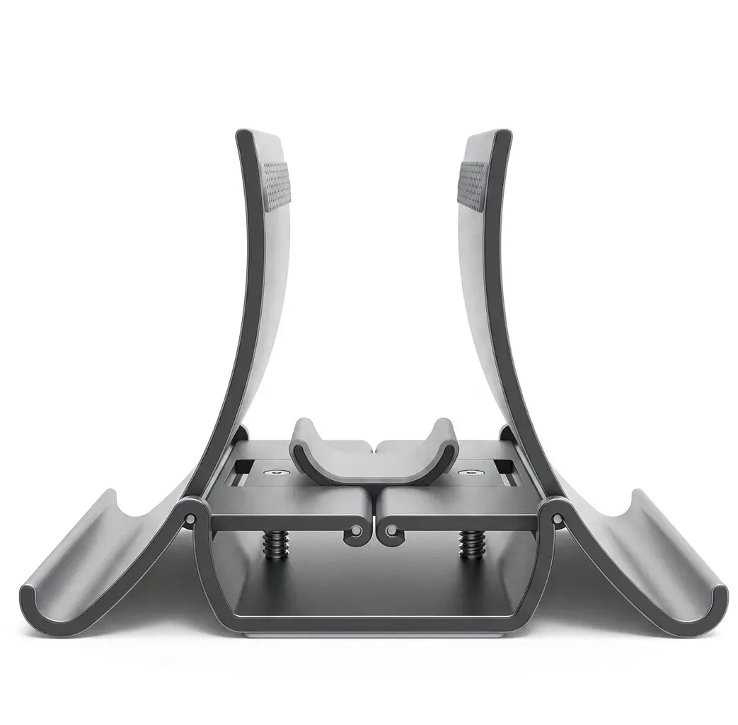 Un ordinateur portable MacBook gris sidéral maintenu à la verticale par le support noir ErgoStudio pour un gain de place sur le bureau.