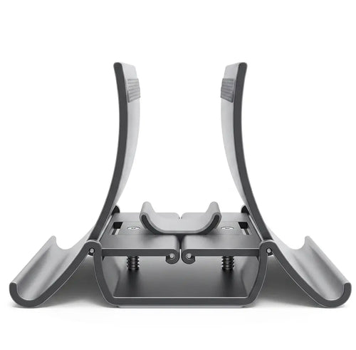 Un ordinateur portable MacBook gris sidéral maintenu à la verticale par le support noir ErgoStudio pour un gain de place sur le bureau.