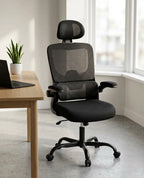 Profitez d'un siège de bureau pas cher avec accoudoirs relevables pour gagner de la place chez vous.