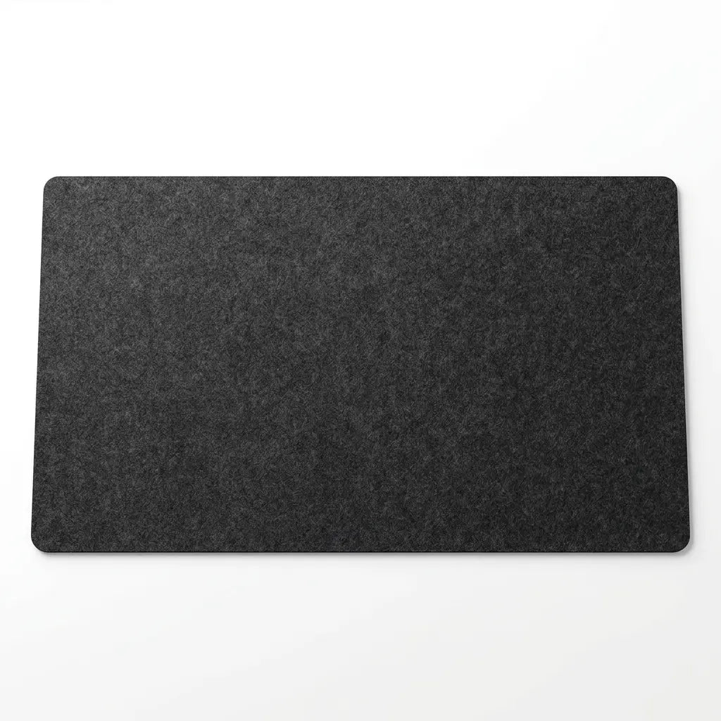 Sous-main de bureau en feutre de laine noir 90x40 cm avec clavier mécanique et souris dans un setup minimaliste.