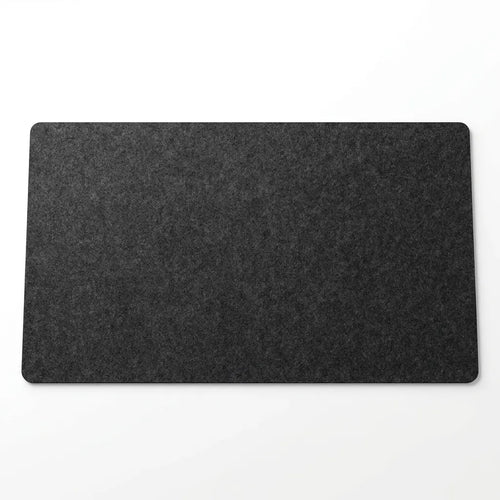 Sous-main de bureau en feutre de laine noir 90x40 cm avec clavier mécanique et souris dans un setup minimaliste.